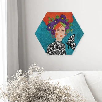 Hexagon Wandbild Schmetterlingsfrau mit Blütenkranz - Hülya - Alu-Dibond 