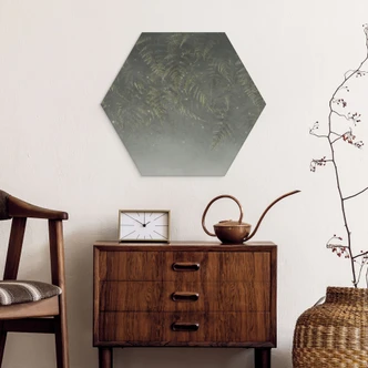 Hexagon Wandbild Farn im Nebelwald in Grün - Ms Tiff - Alu-Dibond 