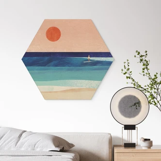 Hexagon-Holzbild Surfer Mädchen beim Sonnenuntergang - Rivers 