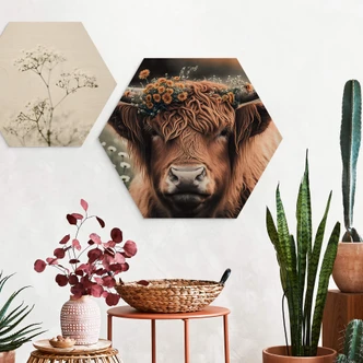 Hexagon Holzbild Treechild - Hochlandkuh mit Blütenkranz 