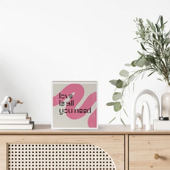 Houten Wanddecoratie - Love is all you need - Volfova - 15x15 cm Houten Wanddecoratie - Love is all you need - Volfova - 15x15 cm