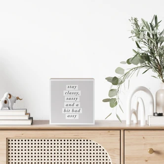 Houten Wanddecoratie om op te hangen - Stay Classy Sassy and a Bit Bad Assy - Wilson - 15x15 cm 