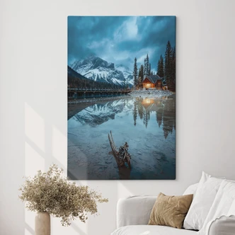 Tableau sur toile Montagne idyllique au bord d'un lac le soir - Bing Li 