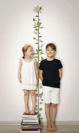 Kindertapete, Vliestapete, Messlatte mit Illustration Kids Walls weiß, grün, beige 