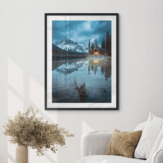 Poster Montagne idyllique au bord d'un lac le soir - Bing Li 