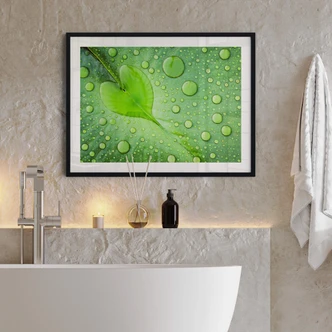 Poster Foto - Cœur de goutte d'eau sur feuille verte 