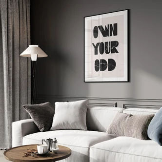 Plakat med ordsprog Own your odd | Motiverende ordsprog i sort og hvid 