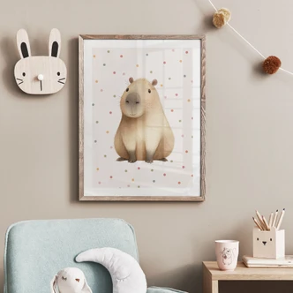 Poster per bambini con un simpatico capibara e coriandoli 