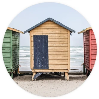 Fototapete Küstencharme - Bunte Hütten am Meer - Shot by Clint - Rund - Selbstklebend/Vlies 