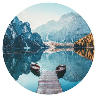 Wallsticker gångbro i trä vid sjön Braies i Dolomiterna - rund 