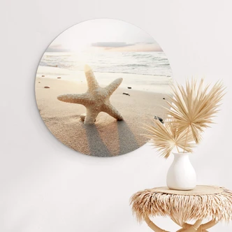 Wandcirkel Sprankelende zeesterren op een eenzaam strand Wandcirkel Sprankelende zeesterren op een eenzaam strand