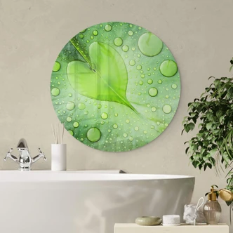 Glasbild Foto - Herz aus Wassertropfen auf grünem Blatt - Rund 