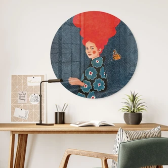 Glasbild Frau im Blumenkleid mit Schmetterling - Hülya - Rund Glasbild Frau im Blumenkleid mit Schmetterling - Hülya - Rund