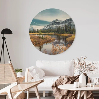 Tableau sur bois Montagne idyllique dans une forêt de pins enchanteresse - Rond 