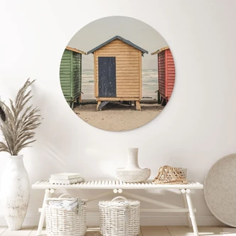Tableau sur bois Charme de la côte - Cabanes colorées au bord de la mer - Shot by Clint - Rond 