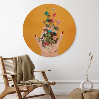 Tableau sur bois rond Treechild - Colorful flowers in Frida's hands 