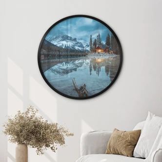 Poster Bergidylle am abendlichen See - Bing Li - Rund 