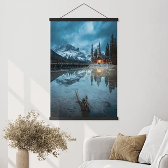 Poster tessile Idillio montano su un lago serale - Bing Li 