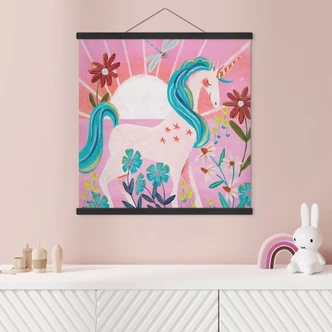 Poster tessile Unicorno su un prato di fiori colorati - Bonne Müller 
