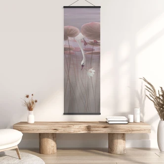 Textielposter lotusbloemen met zwaan in water in donkerroze - Ms Tiff - Panorama 