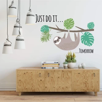 Muursticker Luiaard – Just do it tomorrow 