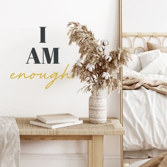 Wallsticker bekræftelse, der siger - Jeg er nok antracit-sennepsgul 