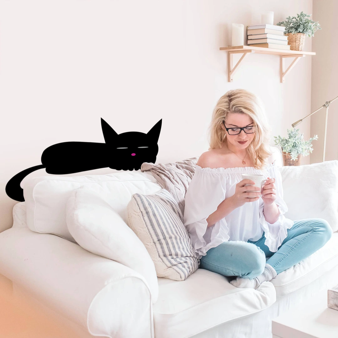 Adesivo Murale Divertente Con Gatto Nero E Ascia - Wall Sticker In Vinile Per Pareti, Porte E Camere, 60x25.5 Cm