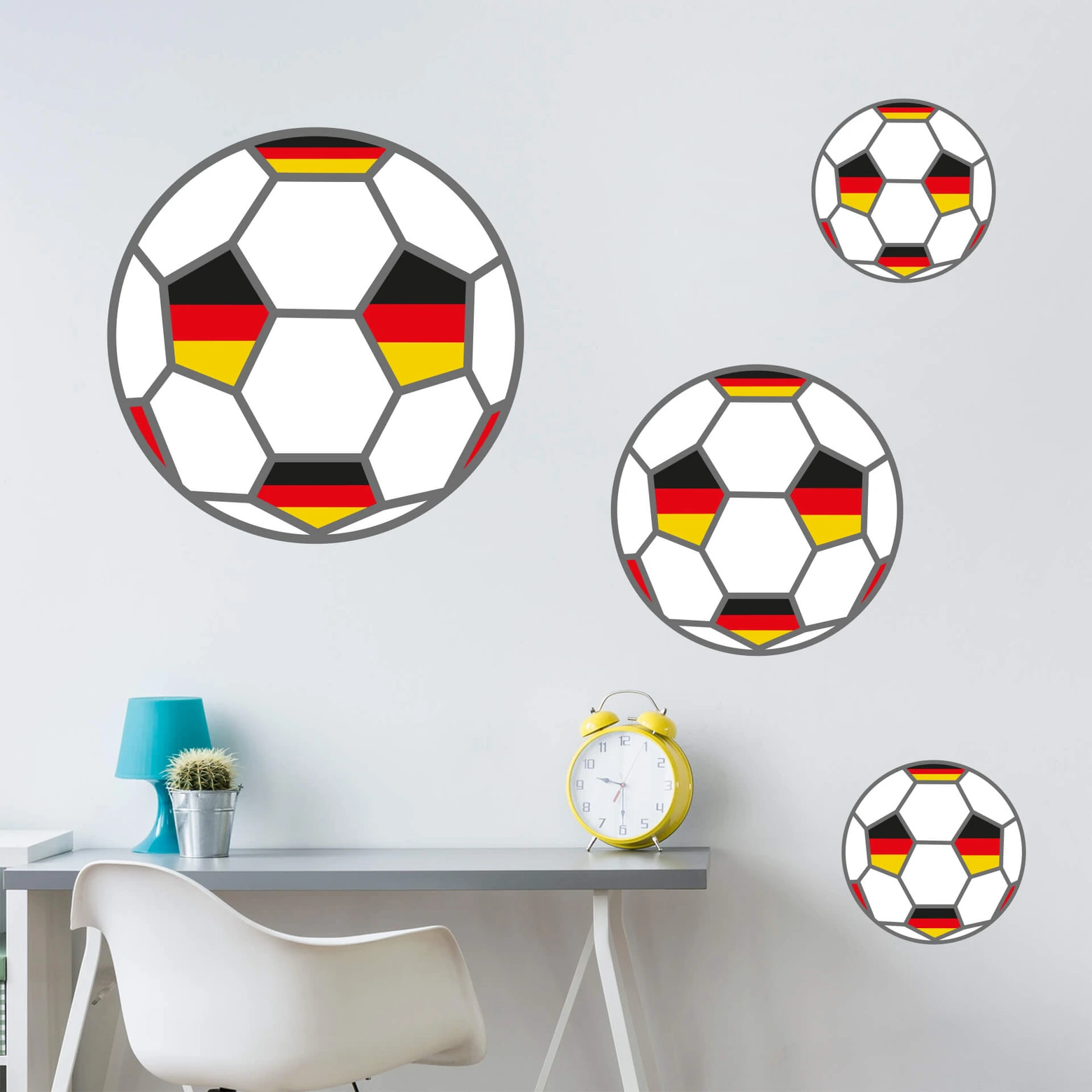 Wandtattoo Fußball mit Deutschland-Fahnen | wall-art.de