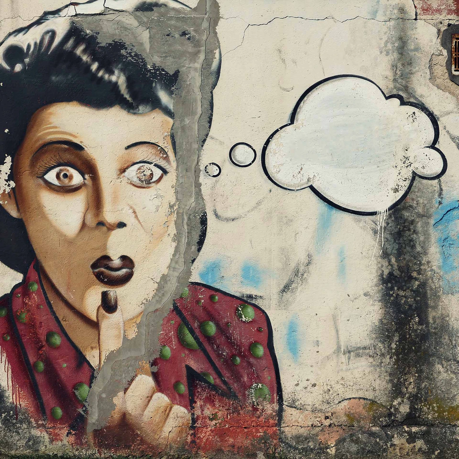 Fantasy StreetArtWoman behang in grijs beige vliesbehang Designwalls