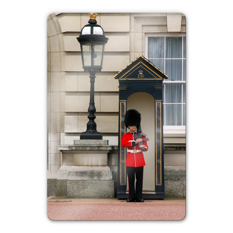 Glasbild Guarding the Buckingham Palace 