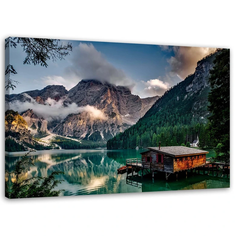 Leinwandbild, Hütte an einem See in den Bergen 