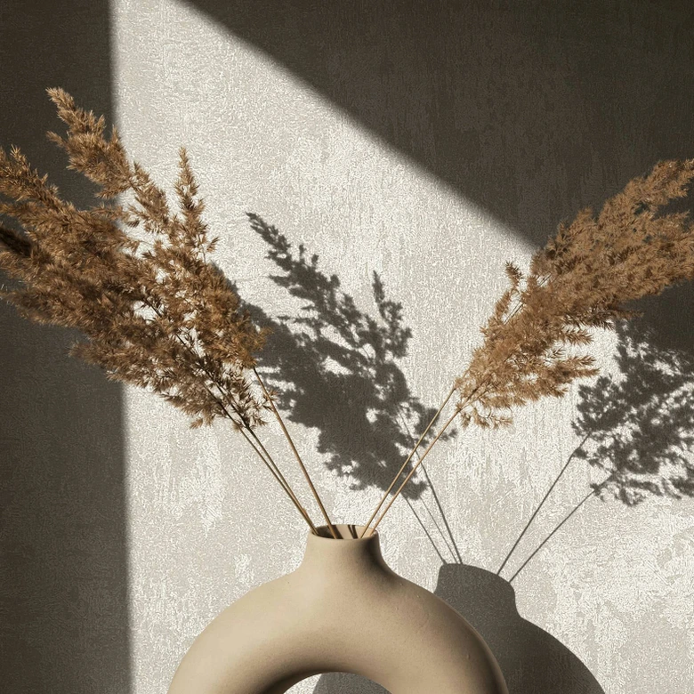 Papel pintado no tejido con un fuerte efecto brillante en una textura perlada de aspecto de hormigón claro 