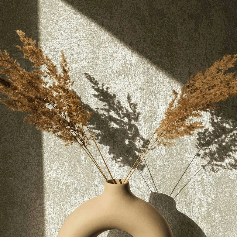 Tapeta flizelinowa z silnym efektem połysku o fakturze lekkiego betonu o wyglądzie platyny 