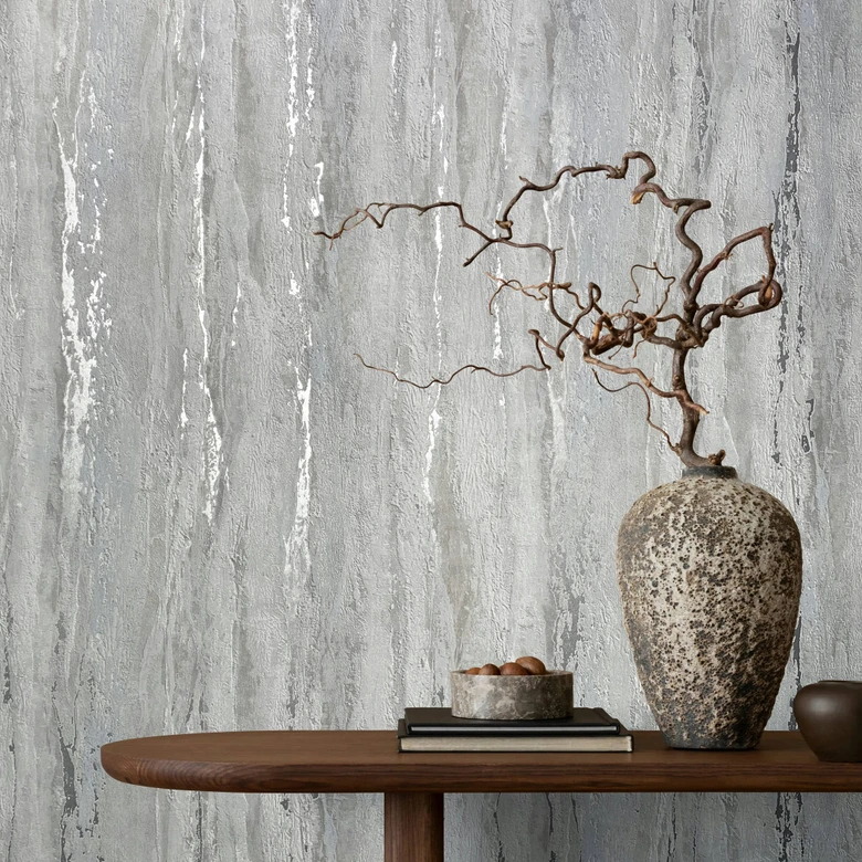 Papel pintado no tejido con aspecto de yeso gris brillante y de textura gruesa 