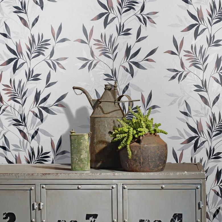 Tapeta z włókniny w kolorze białym, z czarnym motywem liści o kwiatowym charakterze  