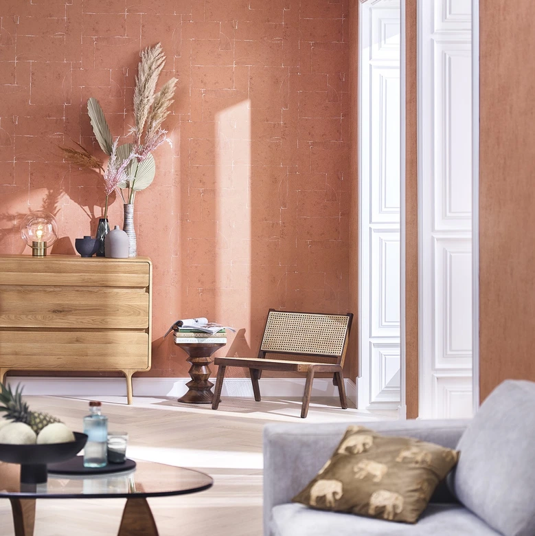 Papel pintado no tejido con aspecto de escayola en naranja, azulejos gráficos rojos 