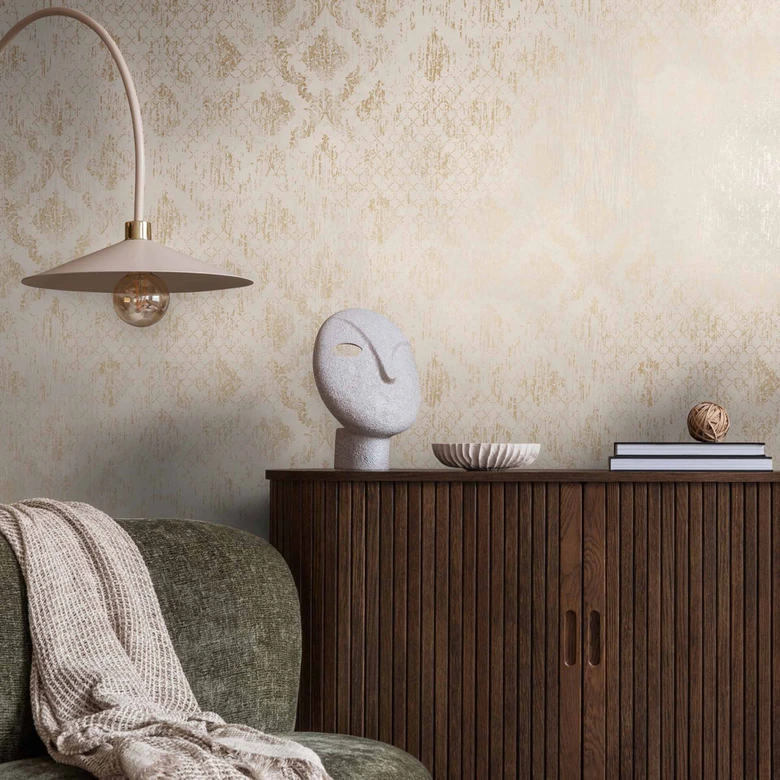 Beżowo-złota tapeta ozdobna - tapeta z włókniny o błyszczącej fakturze w stylu vintage 