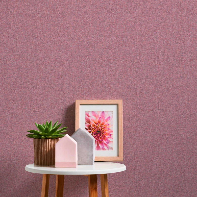 Jednokolorowa tapeta z teksturowanym wzorem fioletowo-różowa - tapeta z włókniny o wyglądzie tkaniny 