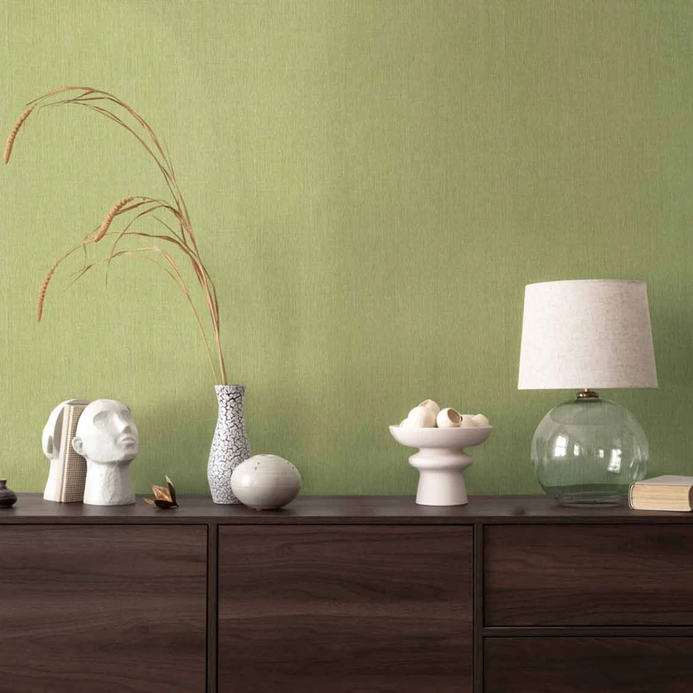 Livlig non-woven tapet i gräsgrönt med en subtil struktur - Uppfriskande väggdesign 