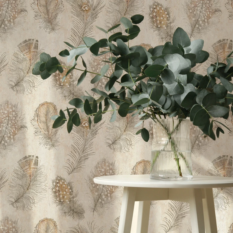 Papier peint intissé avec motif de plumes dans les tons beige et marron sur fond crème 
