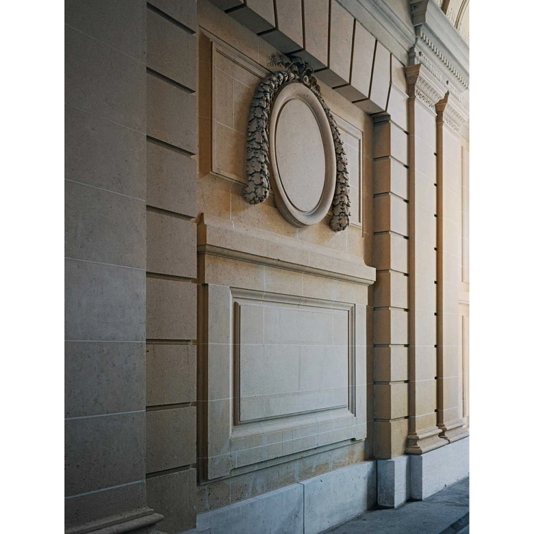 Klasyczna tapeta elewacyjna w kolorze piaskowego beżu - realistyczny motyw architektoniczny - tapeta z włókniny 