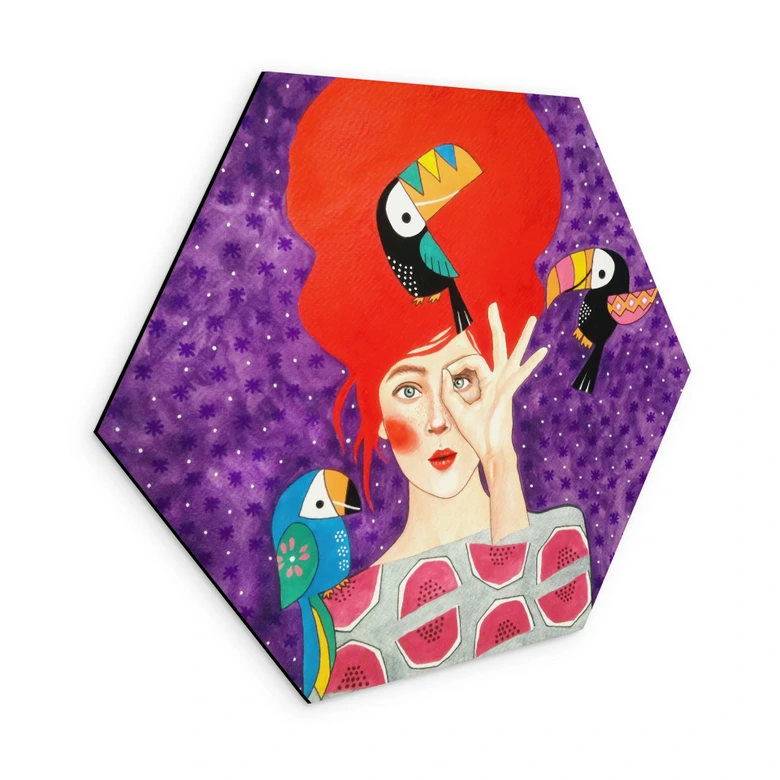 Hexagon Wandbild Frau mit Tukan-Trio - Hülya - Alu-Dibond 
