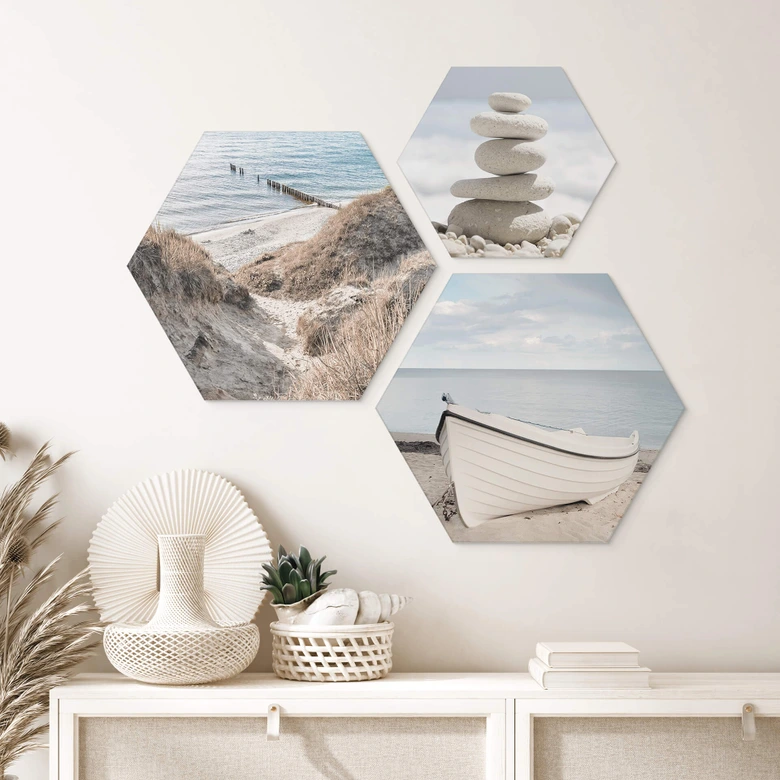 Hexagon Wandbild Dünen mit Meer, Ruderboot und Steinmännchen Set (3-teilig) - Alu-Dibond 
