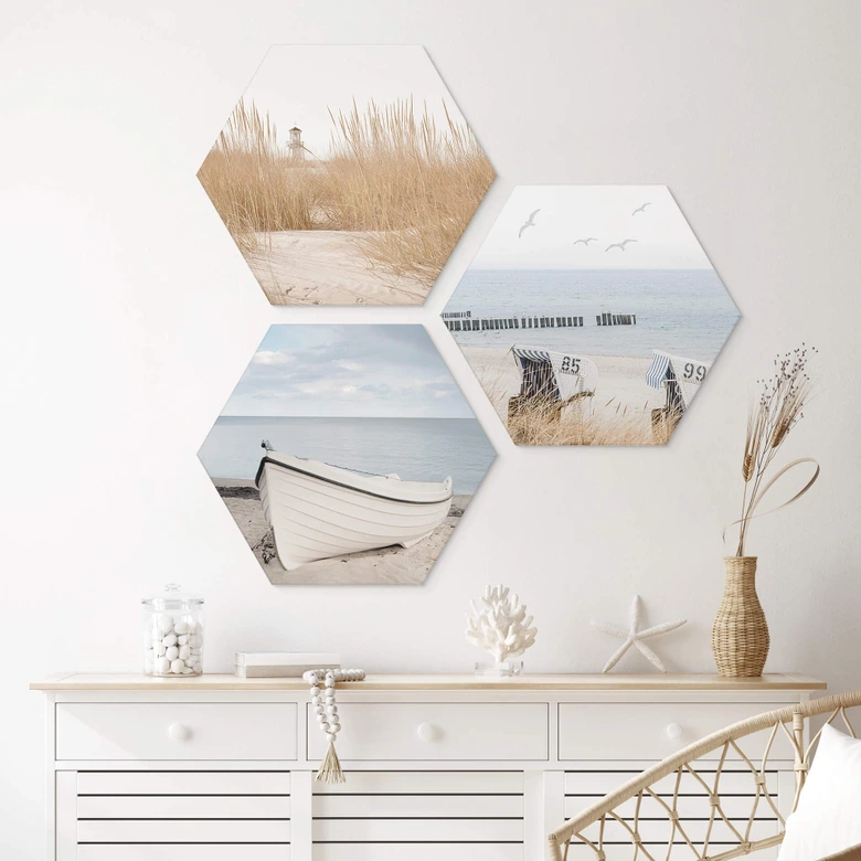 Hexagon Wandbild Ostseeküste mit Strandkörben, Ruderboot und Leuchtturm Set (3-teilig) - Alu-Dibond 