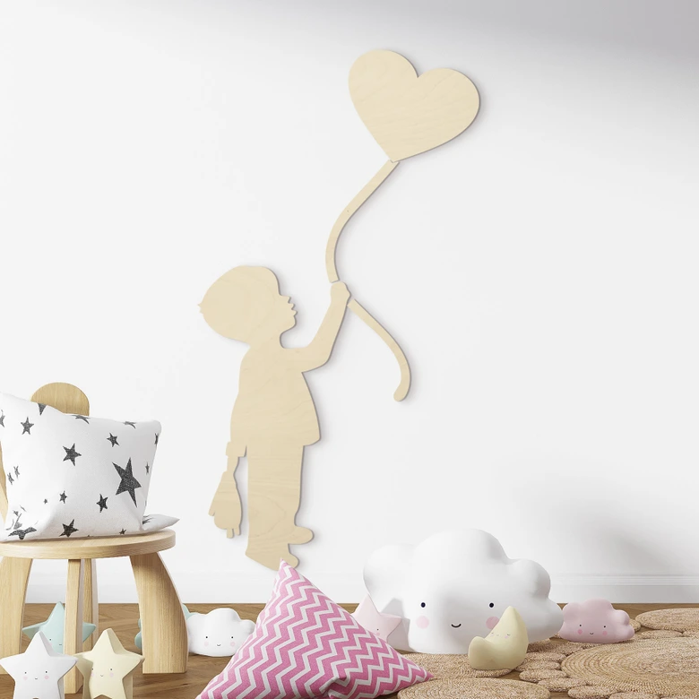 Holzdeko für das Kinderzimmer - Junge mit Herz-Ballon - Pappel 