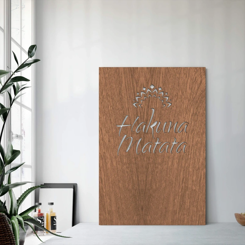 Houten Wanddecoratie Mahoniefineer Hakuna Matata met Bloemen 