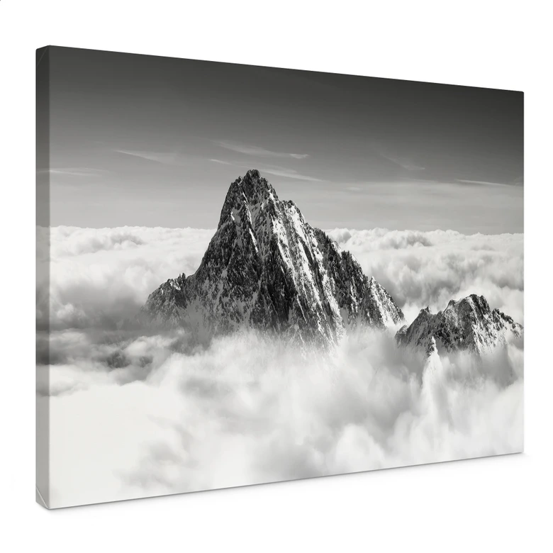 Lienzo pico de montaña sobre las nubes blancas 