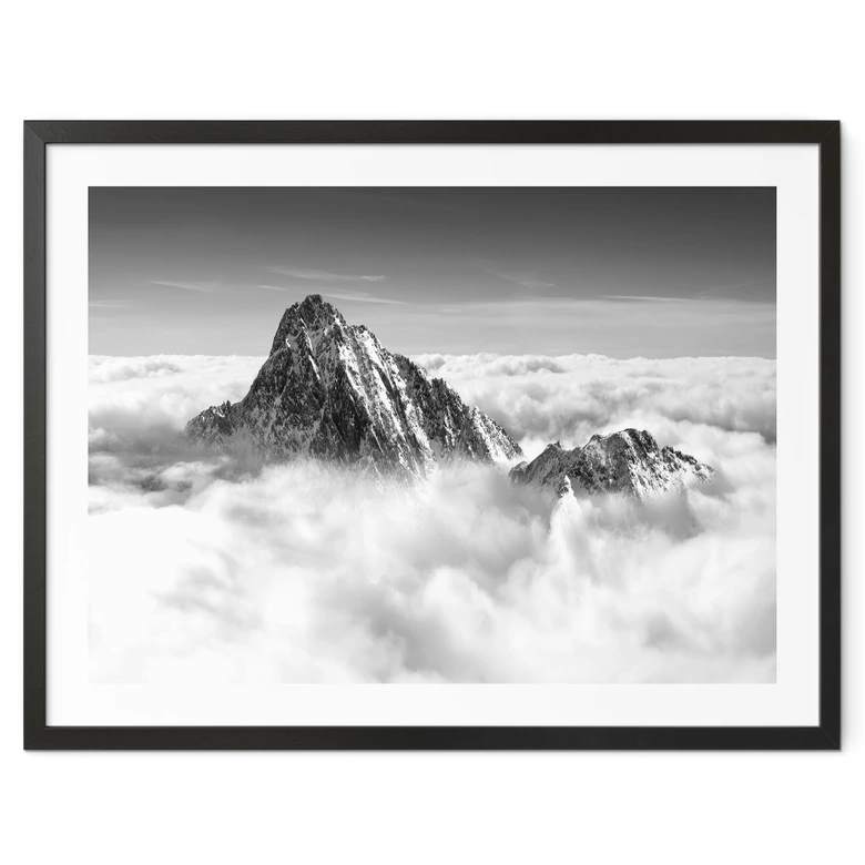 Poster Bergspitze über den weißen Wolken 