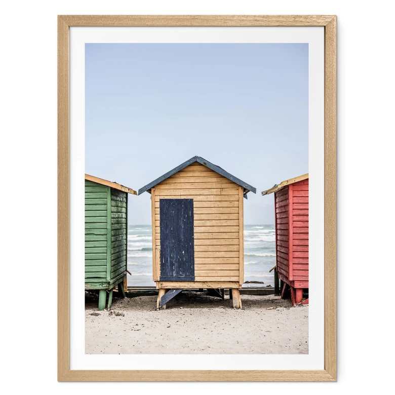 Poster Plage Charme côtier - Cabanes colorées au bord de la mer - Shot by Clint 