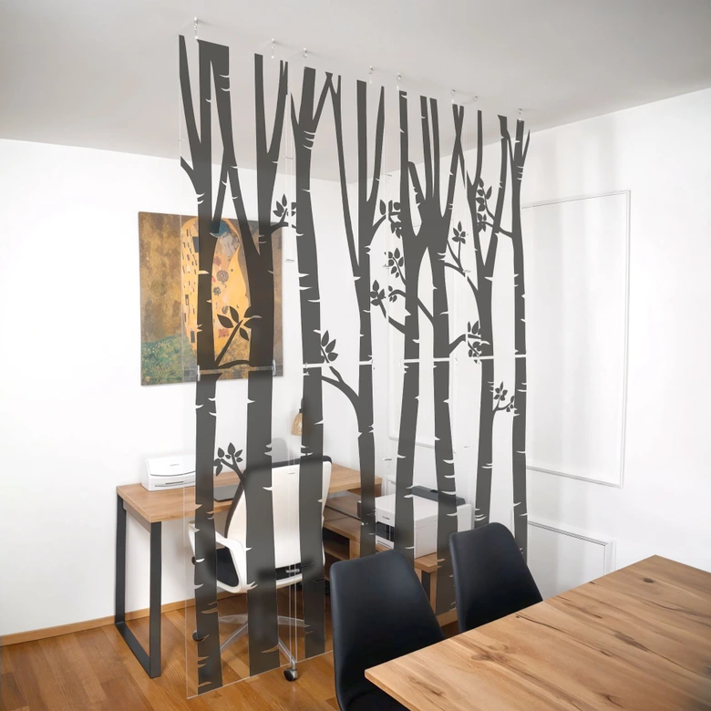 Rumsavdelare, skärm, insynsskydd hängande trädstammar i en vårliknande skog 